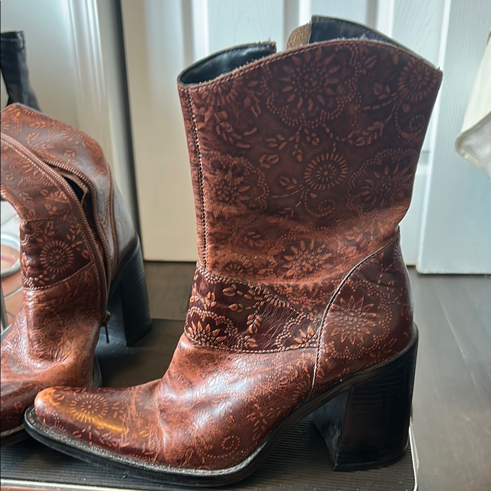 C. Luce Brown Heeled Boots with Embossed Leather - Picture 3 of 5